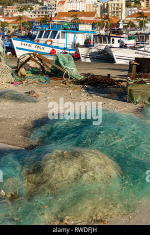 Filets de pêche colorés sur un quai de Setubal, Portugal Banque D'Images