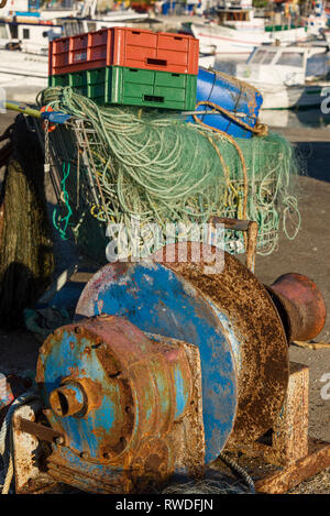 Filets de pêche colorés sur un quai de Setubal, Portugal Banque D'Images