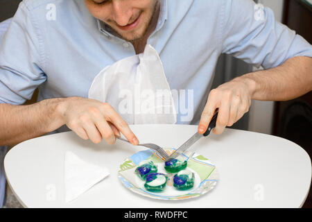 Concept d'un homme jouant le défi de la marée pode en ayant le dîner avec eux Banque D'Images