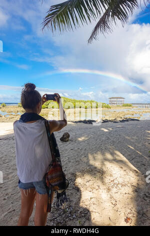 Touriste étranger de prendre des vacances Photos de Rainbow et Boardwalk - Siargao, Philippines Banque D'Images