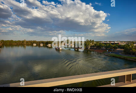 Paaddle Rothbury navire la position en amont vers Buronga après être passé sous George Chaffey Bridge près de Mildura, Victoria, Australie. Banque D'Images