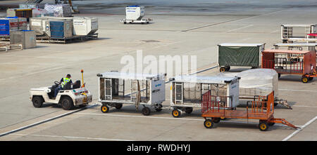 Scène de l'aéroport avec des avions et des véhicules de soutien, assurance loader, grand soleil. Banque D'Images