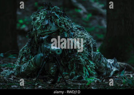 United States Army Sniper ghillie suit portant des rangers. Banque D'Images