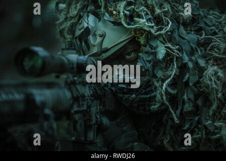 United States Army Sniper ghillie suit portant des rangers. Banque D'Images