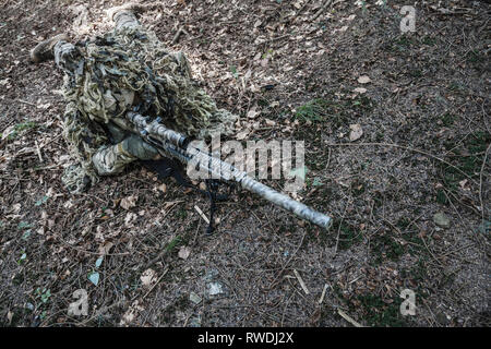 United States Army Sniper ghillie suit portant des rangers. Banque D'Images