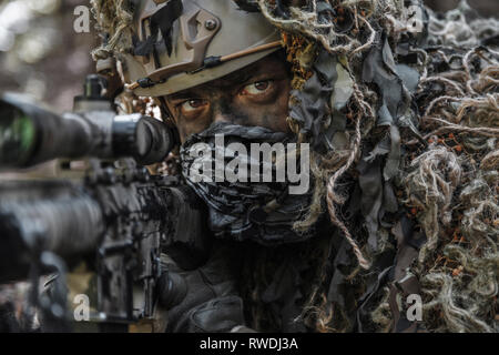 United States Army Sniper ghillie suit portant des rangers. Banque D'Images