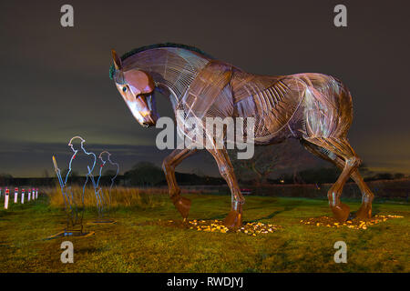 War Horse & le nouveau Tommy silhouettes qui sont situés à Mill Pond Meadow in Featherstone Banque D'Images