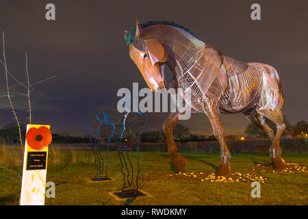 War Horse & le nouveau Tommy silhouettes qui sont situés à Mill Pond Meadow in Featherstone Banque D'Images