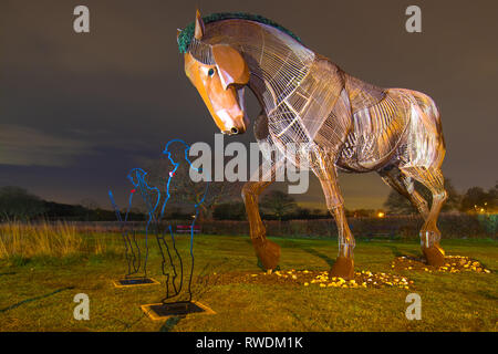 War Horse & le nouveau Tommy silhouettes qui sont situés à Mill Pond Meadow in Featherstone Banque D'Images