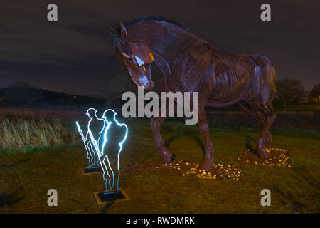 War Horse & le nouveau Tommy silhouettes qui sont situés à Mill Pond Meadow in Featherstone Banque D'Images