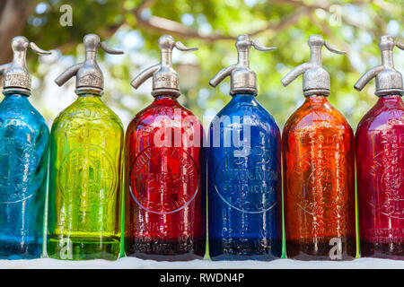 Meubles anciens siphons bouteilles lumineux, verre de couleur dans un marché aux puces, Buenos Aires, Argentine Banque D'Images