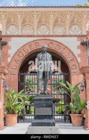 Saint Augustine, FL - 16 juin 2018 : cette statue de Henry Morrison Flagler se tient juste en face de l'ancien hôtel Ponce de Leon, un lieu historique national Landma Banque D'Images