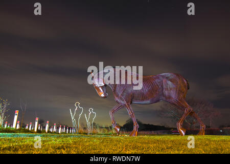 War Horse & le nouveau Tommy silhouettes qui sont situés à Mill Pond Meadow in Featherstone Banque D'Images