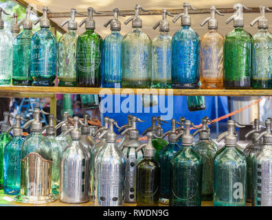 Les bouteilles de soda Siphons anciens en verre bouteilles au marché aux puces de San Telmo à Buenos Aires, Argentine. Banque D'Images