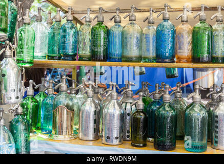 Les bouteilles de soda Siphons anciens en verre bouteilles au marché aux puces de San Telmo à Buenos Aires, Argentine. Banque D'Images