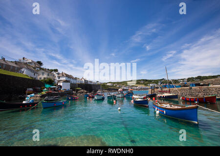 COVERACK, CORNWALL, UK - le 23 juin 2018. Un paysage de l'anglais populaire destination touristique de Coverack, UK avec de petits bateaux de pêche amarrés dans Banque D'Images