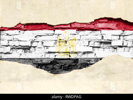 Drapeau national de l'Égypte sur un fond de brique. Mur de briques avec partiellement détruit le plâtre, ou la texture de fond. Banque D'Images