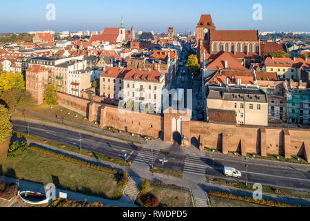 Torun, Pologne. Vieille ville médiévale avec la cathédrale gothique de Saint John, de l'Hôtel de Ville Tour de l'horloge, églises, muraille et portes de la ville. Vue aérienne de Sun Banque D'Images