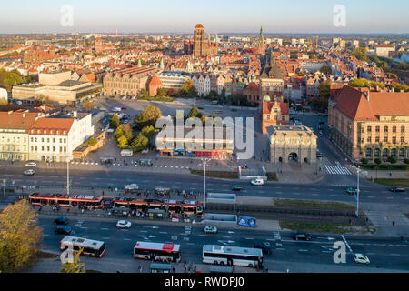 Gdansk, Pologne - 17 octobre 2018 : la vieille ville avec Brama Wyzynna porte Renaissance , Prison Gate, Eglise St Mary et Hôtel de Ville Tour. Waly Jagiellonskie Banque D'Images