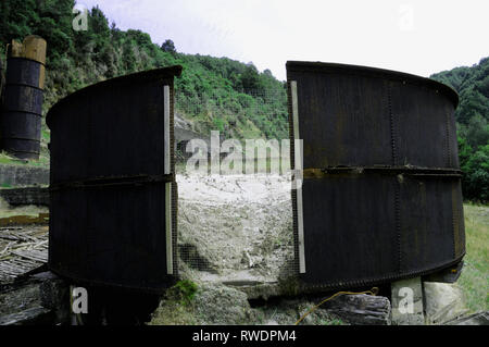 Le cyanure des réservoirs de traitement de l'or à la batterie sur la Snowy River près de Waiuta Ville Fantôme, Westland, île du Sud, Nouvelle-Zélande Banque D'Images