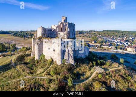 Ruines du château médiéval de Mirow, Silésie, Pologne, construit au 14ème siècle. L'une des forteresses appelés nids d'aigles en polonais dans la région de Highland Jurassique Sile Banque D'Images