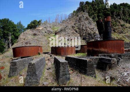 Le cyanure des réservoirs de traitement de l'or à la batterie sur la Snowy River près de Waiuta Ville Fantôme, Westland, île du Sud, Nouvelle-Zélande Banque D'Images