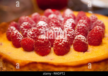 Cheesecake à la framboise fait maison Banque D'Images