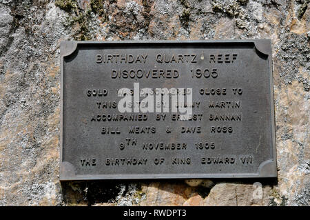 Plaque marquant l'entrée du Quartz Anniversaire de corail. Cette découverte a donné lieu à l'extraction de l'or dans la région et la ville de Waiuta. Banque D'Images