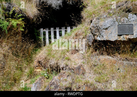 Clôture et la plaque marquant l'entrée du Quartz Anniversaire de corail. Cela a donné lieu à l'extraction de l'or dans la région et la ville de Waiuta. Banque D'Images