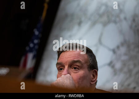 Le sénateur Mark Warner, D-V.A., pose une question au cours d'une audience du comité de renseignement du Sénat sur les menaces dans le monde sur la colline du Capitole à Washington, DC Le 29 janvier 2019. Banque D'Images