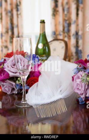 Fleurs et avec le verre et bouteille de champagne sur la table Banque D'Images