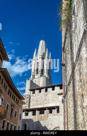 Vue verticale du clocher de Saint Felix Basilique dans Gérone, Espagne Banque D'Images