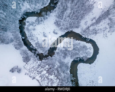 Vue aérienne de la petite rivière en hiver jour Banque D'Images