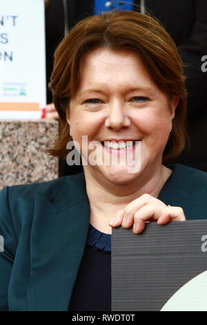 Maria Miller soutenir les groupes de femmes à la place du Parlement, Westminster, London, UK. Le 5 mars 2019. Mars pour les femmes. Le réseau des femmes musulmanes au Royaume-Uni. Harcèlement sexuel sur le lieu de travail n'est pas dans la description de poste de n'importe quelle femme. Les hommes politiques britanniques. La politique britannique. Les députés. Les membres du parti conservateur du Parlement. Banque D'Images