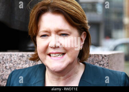 Maria Miller soutenir les groupes de femmes à la place du Parlement, Westminster, London, UK. Le 5 mars 2019. Mars pour les femmes. Le réseau des femmes musulmanes au Royaume-Uni. Harcèlement sexuel sur le lieu de travail n'est pas dans la description de poste de n'importe quelle femme. Les hommes politiques britanniques. La politique britannique. Les députés. Les membres du parti conservateur du Parlement. Banque D'Images
