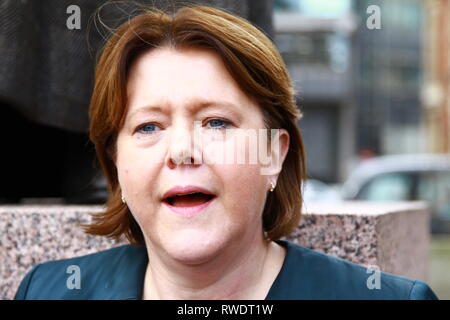 Maria Miller soutenir les groupes de femmes à la place du Parlement, Westminster, London, UK. Le 5 mars 2019. Mars pour les femmes. Le réseau des femmes musulmanes au Royaume-Uni. Harcèlement sexuel sur le lieu de travail n'est pas dans la description de poste de n'importe quelle femme. Les hommes politiques britanniques. La politique britannique. Les députés. Les membres du parti conservateur du Parlement. Banque D'Images