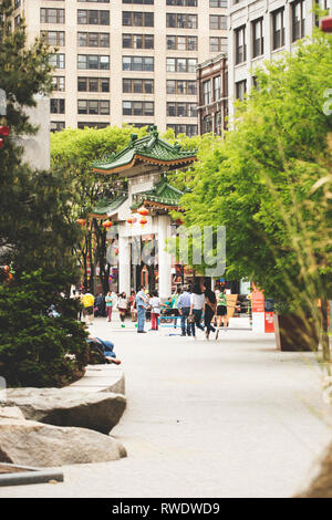 Une vue de la porte de Chinatown à partir de la Rose Kennedy Greenway Park Chinatown à Boston, Massachusetts, États-Unis. Banque D'Images
