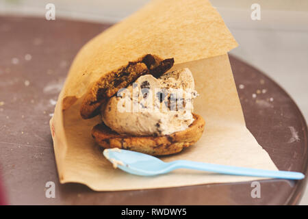 Un sandwich à la crème glacée avec des biscuits aux pépites de chocolat d'un camion alimentaire à Boston, Massachusetts. Banque D'Images