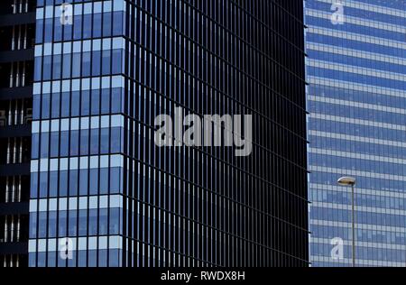 Bucarest, Roumanie - 17 octobre 2018 : Windows d'un édifice en hauteur, à Bucarest, Roumanie. Banque D'Images