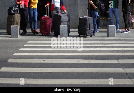 Bucarest, Roumanie - 23 septembre 2018 : un groupe de femmes touristes habillés de façon imagée transporter des porte-documents sont en attente de traverser la rue au centre-ville de B Banque D'Images