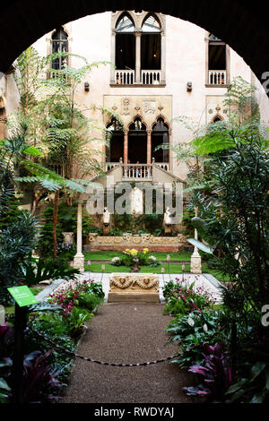 Le jardin de la cour au musée Isabella Stewart Gardner à Boston, Massachusetts, États-Unis. Banque D'Images