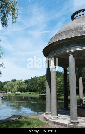 À la recherche de l'autre côté du lac à partir de la pierre au gazebo Larz Anderson Park à Brookline, Massachusetts, USA. Banque D'Images