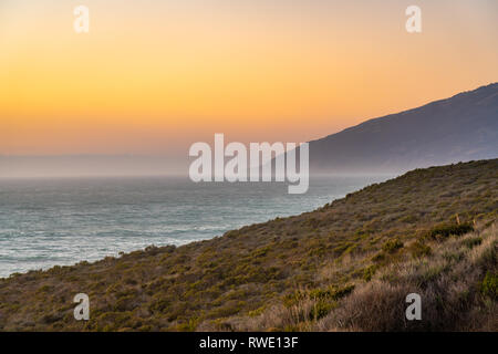 Big Sur, Californie - La côte du Pacifique au coucher du soleil. Banque D'Images