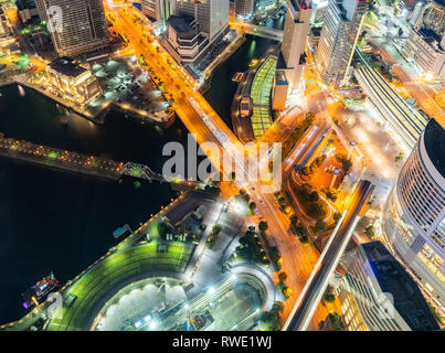 Vue aérienne d'allumage des feux de la rue dans la ville de Yokohama au Japon. Yokohama est la deuxième ville du Japon par la population. Banque D'Images