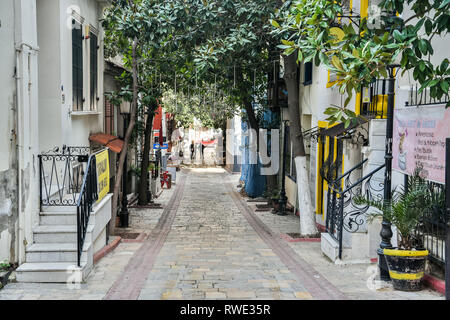 Izmir, Turquie - 2 mars, 2019. Avis de Dario Moreno rue menant jusqu'à Asansor ascenseur à Izmir, avec des personnes et des propriétés commerciales. Banque D'Images