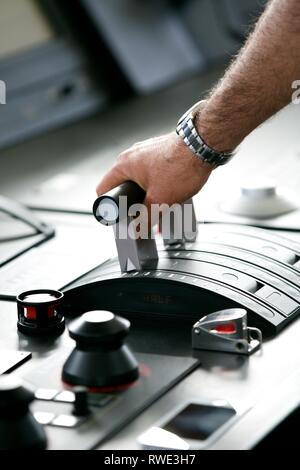 Close up of hands on Yacht papillon de commande à bord superyacht Banque D'Images