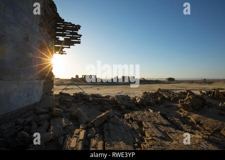 Des bâtiments abandonnés dans une ville minière fantôme de Elizabeth Bay au sud de Kolmanskop en Namibie. Banque D'Images