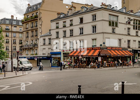 Les gens en train de déjeuner à l'extérieur au Rendez-Vous des Artistes un restaurant café sur le Boulevard de Clichy , Paris , France Banque D'Images