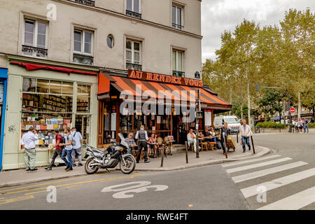 Les gens en train de déjeuner à l'extérieur au Rendez-Vous des Artistes un restaurant café sur le Boulevard de Clichy , Paris , France Banque D'Images