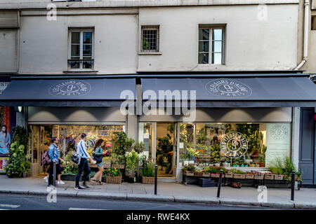 Les Fleurs d'Aline un fleuriste sur Rue Notre Dame de Lorette dans le St Georges ,9e arrondissement de Paris Banque D'Images